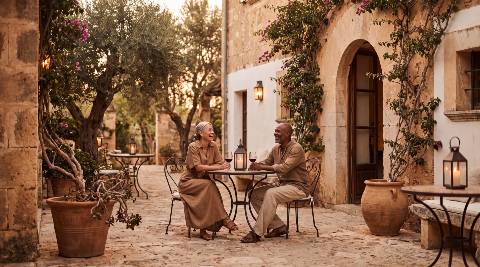 Patio interior con piedra y vegetación mediterránea